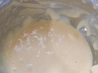 6、甜甜圈蒸糕,6.J字形搅拌,拌均匀,不打圈搅拌。