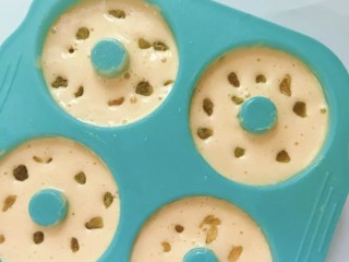 9、甜甜圈蒸糕,9.待锅中的水沸腾后再放入锅中大火蒸15分钟,关火焖5分钟。