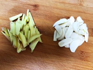 2、＃爽口凉菜＃炝拌时蔬小菜,把鲜姜切成小片，大蒜切成小片