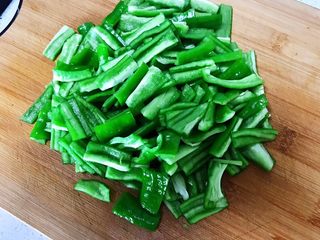 8、＃爽口凉菜＃炝拌时蔬小菜,小辣椒去蒂去籽切成寸段