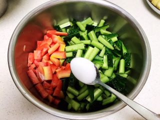 10、＃爽口凉菜＃炝拌时蔬小菜,加入8克精盐