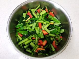 13、＃爽口凉菜＃炝拌时蔬小菜,调匀后腌制1小时
