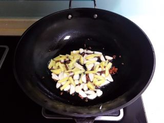 18、＃爽口凉菜＃炝拌时蔬小菜,加入姜片和蒜片，炒出香味