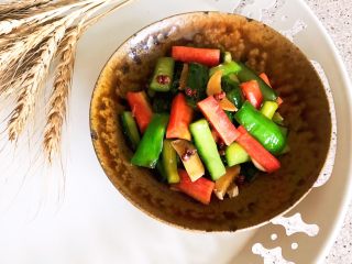 26、＃爽口凉菜＃炝拌时蔬小菜,炝拌时蔬小菜清脆爽口，非常适合早餐食用，一次可以多做点，放入冰箱冷藏，吃的时候取出来口感超棒~