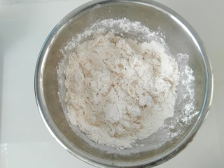 1、小花猫花样馒头,夏季凉水化开酵母即可，一点一点倒入面粉里，拌成絮状，揉捏一起，三光:盆光，手光，面光。