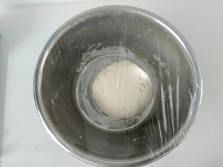 2、小花猫花样馒头,揉好后，盖上保鲜膜发酵，再用筷子在保鲜膜上戳一个洞。