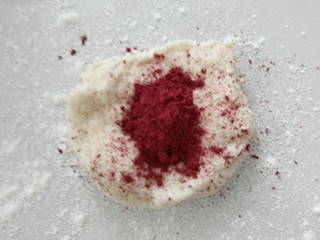 3、小花猫花样馒头,取部分白面团，加入适量红曲米粉，揉匀备用。