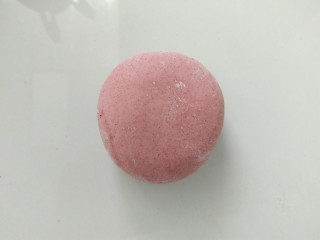 4、小花猫花样馒头,揉匀的红色面团。