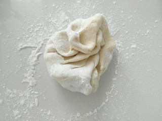 5、小花猫花样馒头,取白面团，充分揉捏排气。