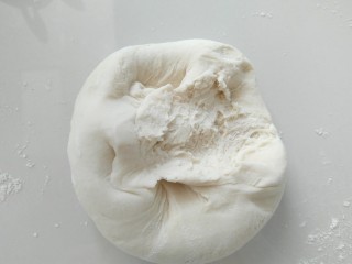 6、小花猫花样馒头,揉到撕开面团，看不见气孔即可。