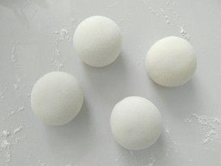 7、小花猫花样馒头,再把面团分成你想做的大小的剂子。