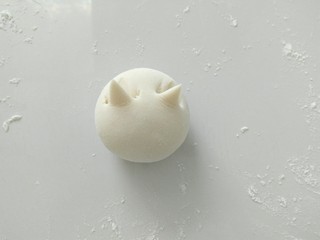 8、小花猫花样馒头,用剪刀剪出耳朵