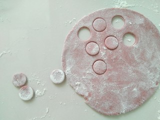 9、小花猫花样馒头,用圆形模具压出圆形做蝴蝶结，没有模具，啤酒瓶盖或者其他圆形盖子都行。