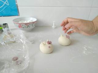 11、小花猫花样馒头,粘上蝴蝶结，面团上粘些水，可使蝴蝶结粘的更牢固哦。