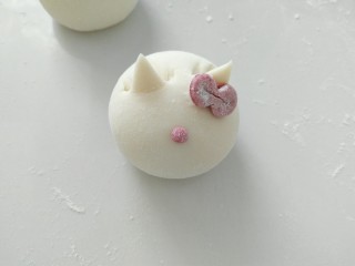 12、小花猫花样馒头,再揉一个小红色面点，做鼻子。