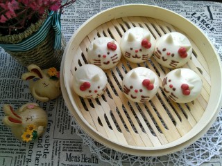 13、小花猫花样馒头,冷水上锅中小火，熟后，用巧克力笔画上你想要的表情。尽情发挥你的想象力吧！