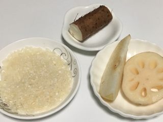 1、宝宝辅食之雪梨山药莲藕粥,准备食材：大米/30克，雪梨/20克，山药∕15克，莲藕∕20克。