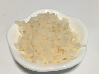 2、宝宝辅食之雪梨山药莲藕粥,莲藕洗净去皮，切小丁或者末。