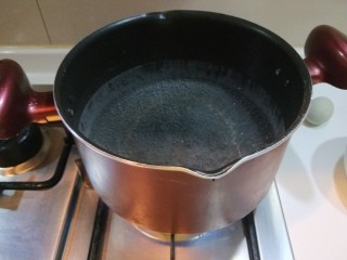 1、新文美食  皮蛋瘦肉粥,锅中放入适量水烧开。