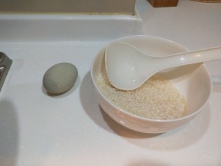 2、新文美食  皮蛋瘦肉粥,大米提前泡半小时洗干净。