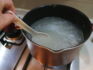3、新文美食  皮蛋瘦肉粥,锅开放入泡好的米。