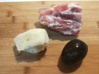 5、新文美食  皮蛋瘦肉粥,姜去皮切片，猪肉切片。