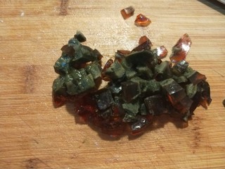 8、新文美食  皮蛋瘦肉粥,松花蛋切成小块。