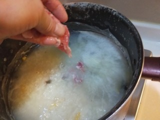 11、新文美食  皮蛋瘦肉粥,在放入肉片，不要倒入，用手一片一片加入。
