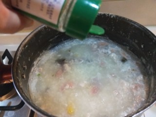 12、新文美食  皮蛋瘦肉粥,加入白胡椒。