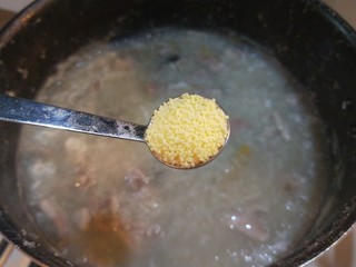 13、新文美食  皮蛋瘦肉粥,加入一勺鸡精。