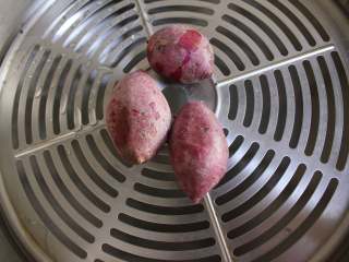 2、开花紫薯馒头,紫薯上锅蒸熟