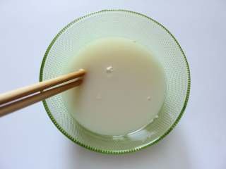 3、开花紫薯馒头,蒸紫薯的期间把白面团活好，首先用100克温水（35度的温水）化开2克酵母粉静置5分钟