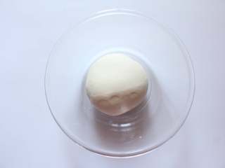 4、开花紫薯馒头,静置好的酵母水倒入200克的面粉中，和成光滑的白面团