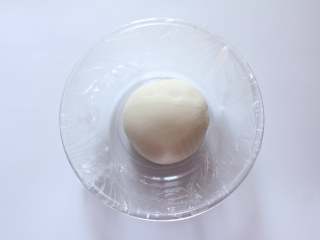 5、开花紫薯馒头,盖上保鲜膜放在温暖处发酵