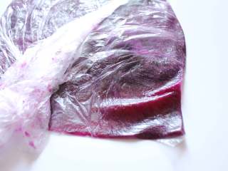 7、开花紫薯馒头,蒸好的紫薯，去皮，放入保鲜袋中用擀面杖擀成泥状即可