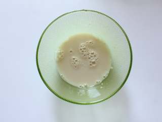 9、开花紫薯馒头,37克温水（35度的温水）化开2克酵母粉静置5分钟