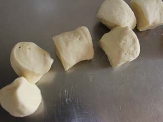 12、开花紫薯馒头,把两个不同颜色的面团进行排气，搓成长条切成小剂子