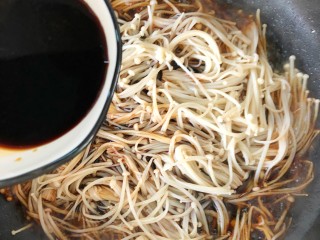 8、金针菇豆腐,倒入调好的酱汁