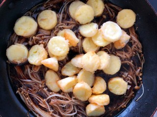 10、金针菇豆腐,倒入豆腐翻炒均匀煮至入味，大火收汁即可。
