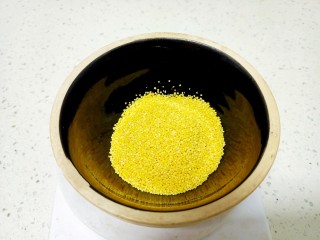 1、苹果小米粥,小米准备好 