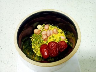 2、苹果小米粥,花生 绿豆 红枣准备好 