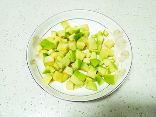 3、苹果小米粥,苹果切粒 