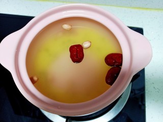 4、苹果小米粥,锅中放入食量清水 加入淘洗干净的小米 花生 绿豆和红枣 