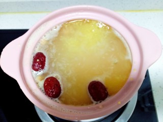 6、苹果小米粥,放入山药 胡萝卜和 土豆 