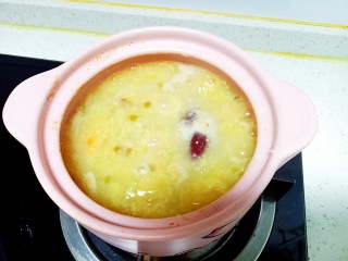 8、苹果小米粥,小火煮50分钟 