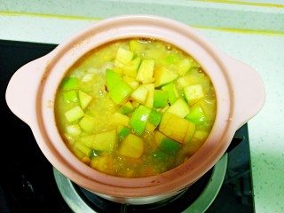 9、苹果小米粥,加入苹果 