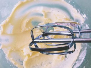 3、抹茶猕猴桃小饼干,拌好糖粉的黄油，准备打发