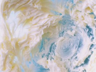 4、抹茶猕猴桃小饼干,打发后的黄油颜色变白体积膨胀