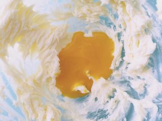 5、抹茶猕猴桃小饼干,加入蛋黄液，用电动打蛋器搅拌均匀充分吸收