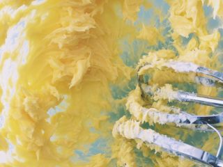 6、抹茶猕猴桃小饼干,搅拌均匀的黄油糊